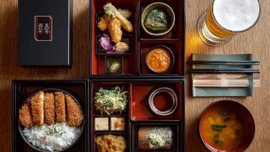 Repas japonais avec bière et soupe miso.