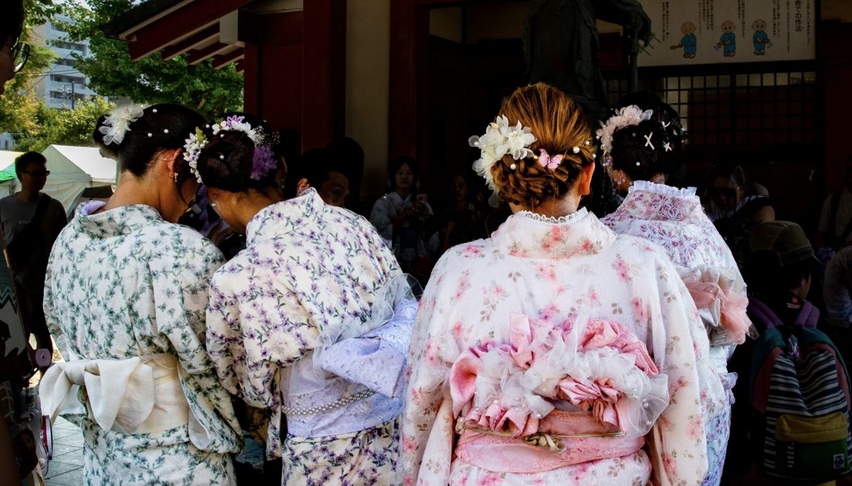 obi kimono - Femmes en yukata floral lors d'un festival.