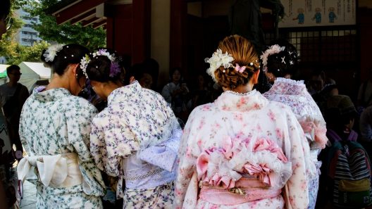 obi kimono - Femmes en yukata floral lors d'un festival.