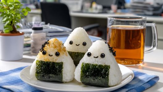 Onigiri souriants avec thé sur table.