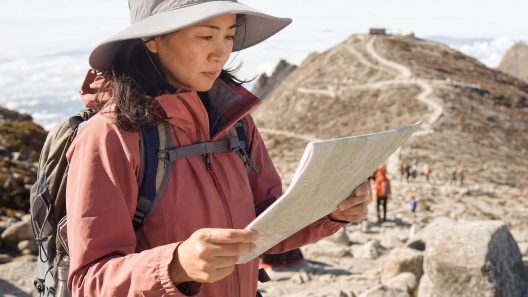 Randonneuse consultant une carte en montagne rocheuse