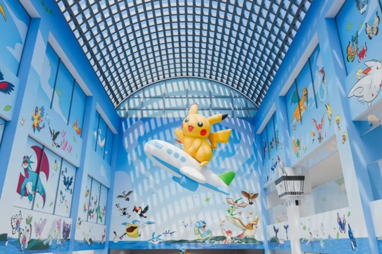 Statue géante de Pikachu dans un atrium bleu