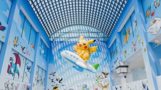 Statue géante de Pikachu dans un atrium bleu