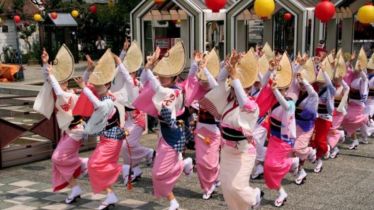 Danseuses en kimono lors d’un festival japonais