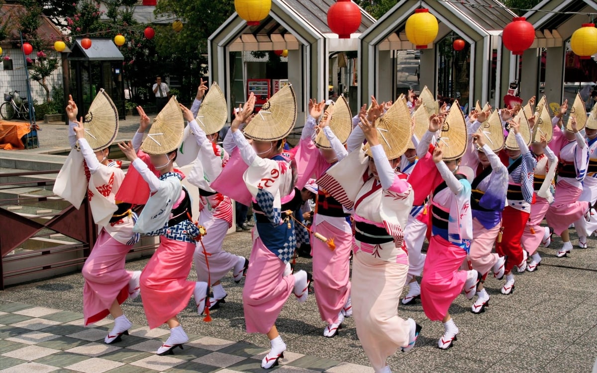 Danseuses en kimono lors d’un festival japonais