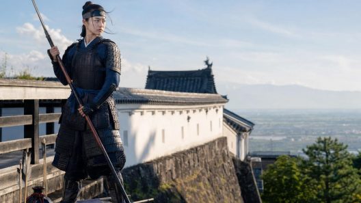 Guerrière samouraï en armure sur remparts japonais