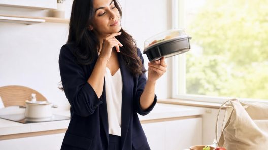 Femme examinant un plat préparé en cuisine