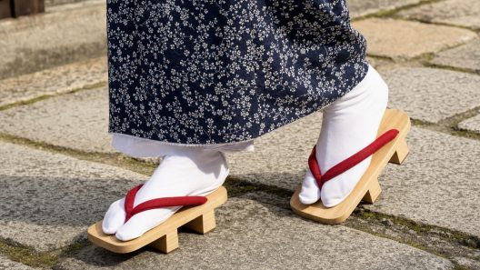 Geta japonaises et tabi sur pavés