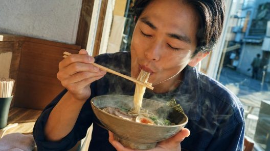 Homme dégustant un bol de ramen fumant