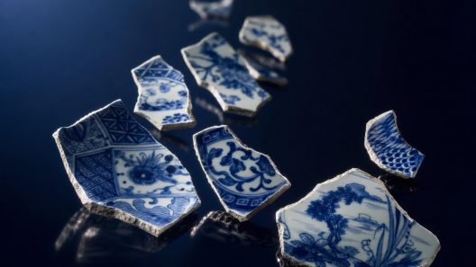 Fragments de porcelaine bleue et blanche sur fond sombre