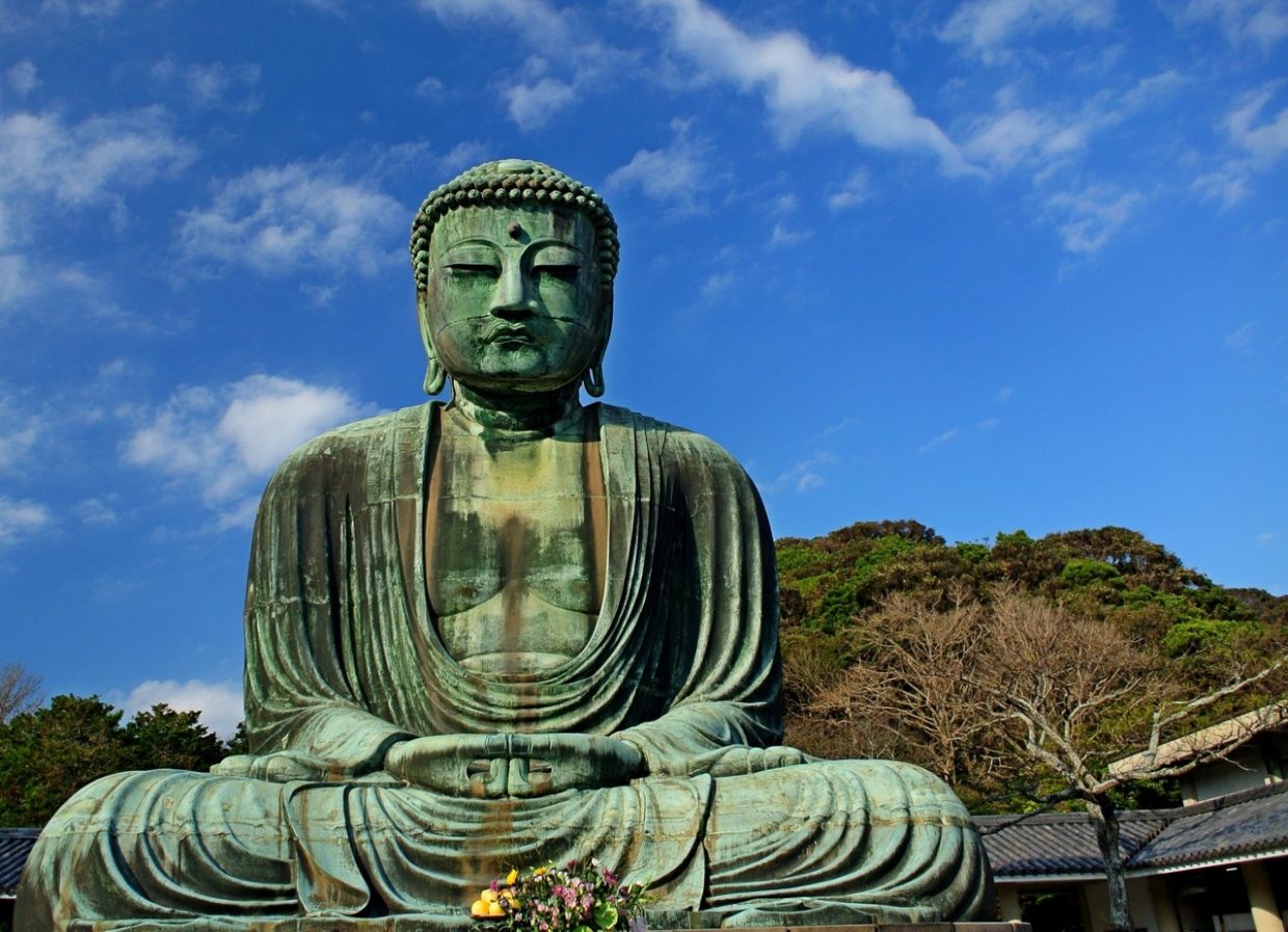 Grand Bouddha de Kamakura sous un ciel bleu