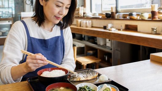 Femme dégustant un repas japonais dans un restaurant