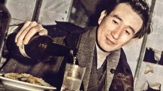 Homme versant une boisson dans un verre au restaurant