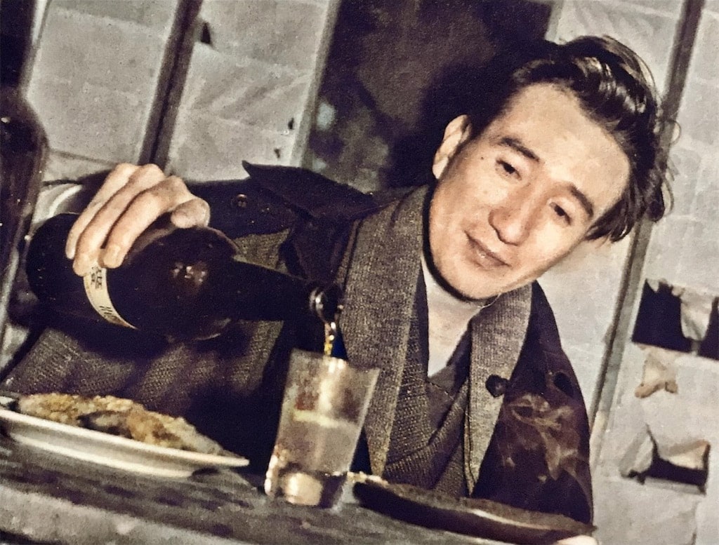 Homme versant une boisson dans un verre au restaurant