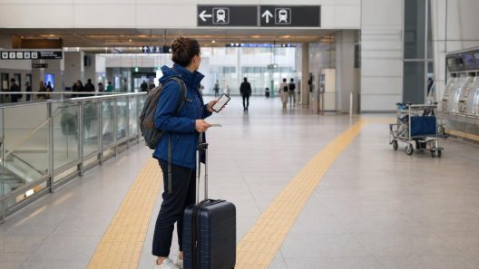 Illustration d’une voyageuse consultant son téléphone dans un hall de gare aéroportuaire